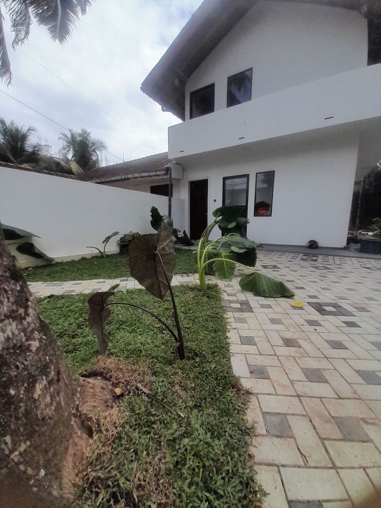 Hiri Dudes Villa