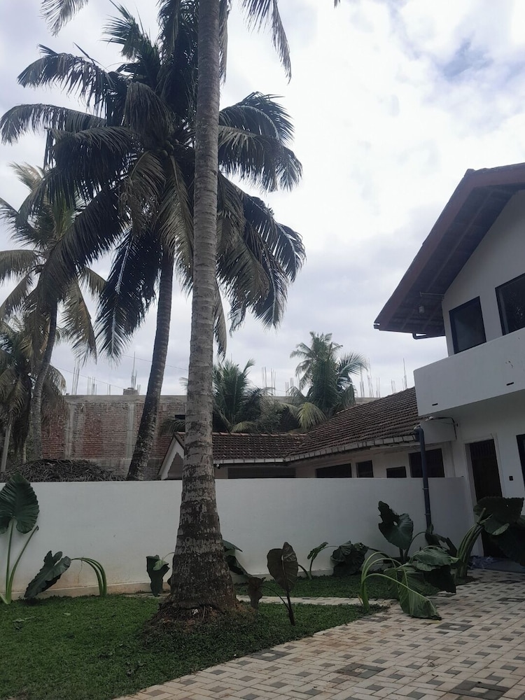 Hiri Dudes Villa