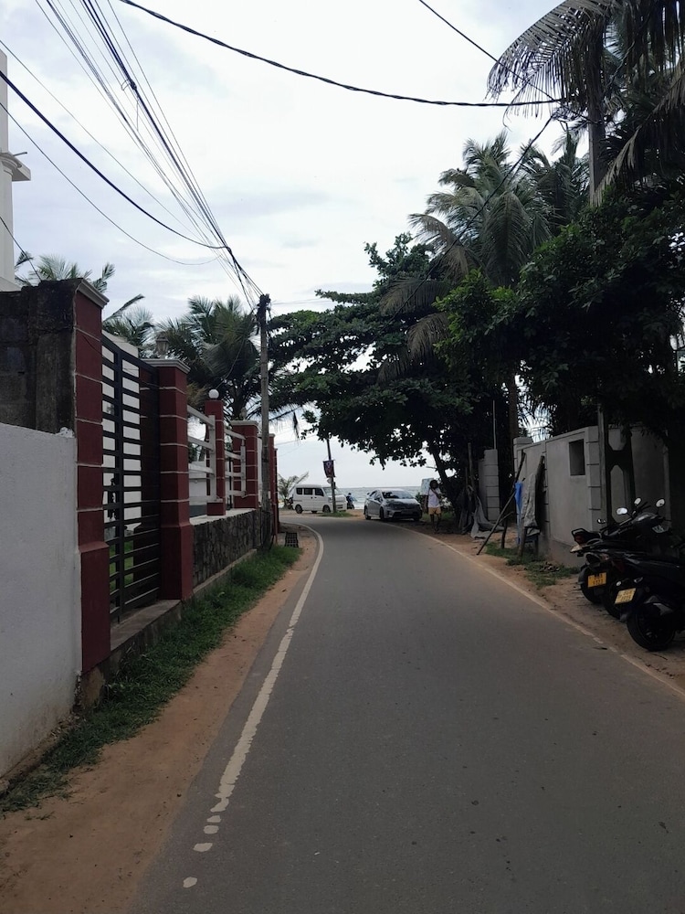 Hiri Dudes Villa