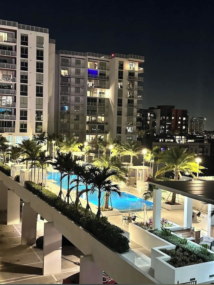 Chic 2BR Downtown Fort Lauderdale Apt w/ Pool