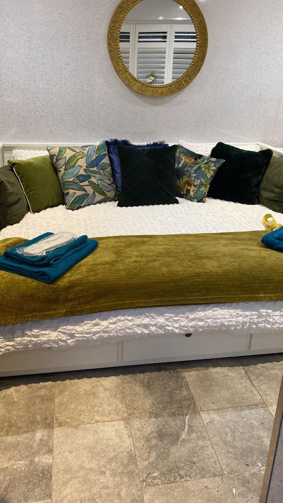 Oakwood Cabin Retreat in Bexleyheath