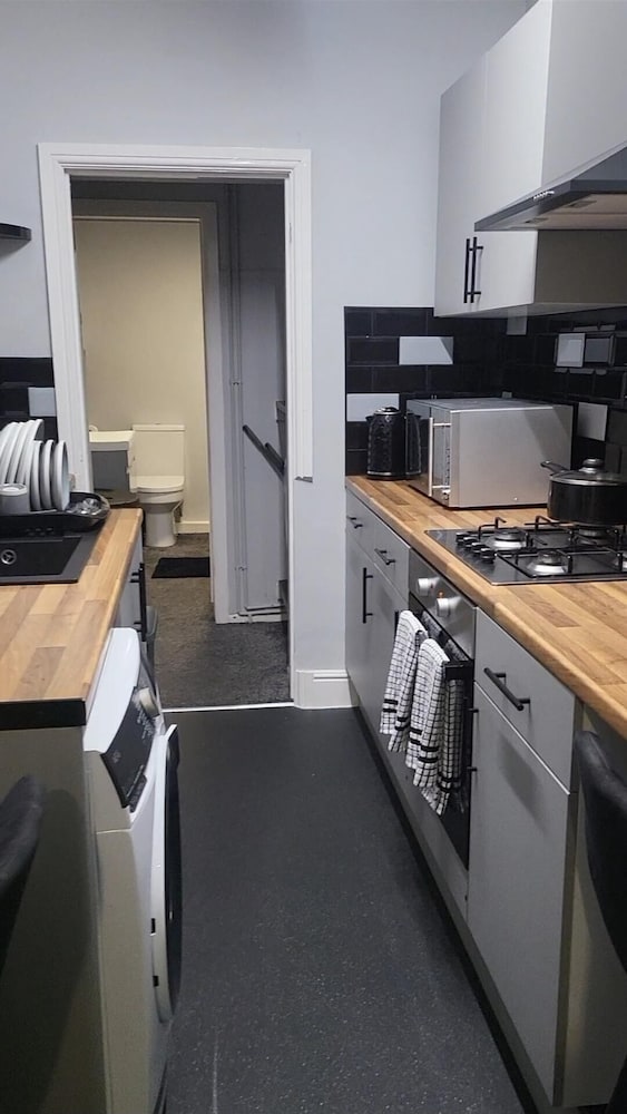 Apartment - Sleeps 5 - Great Location - Parking