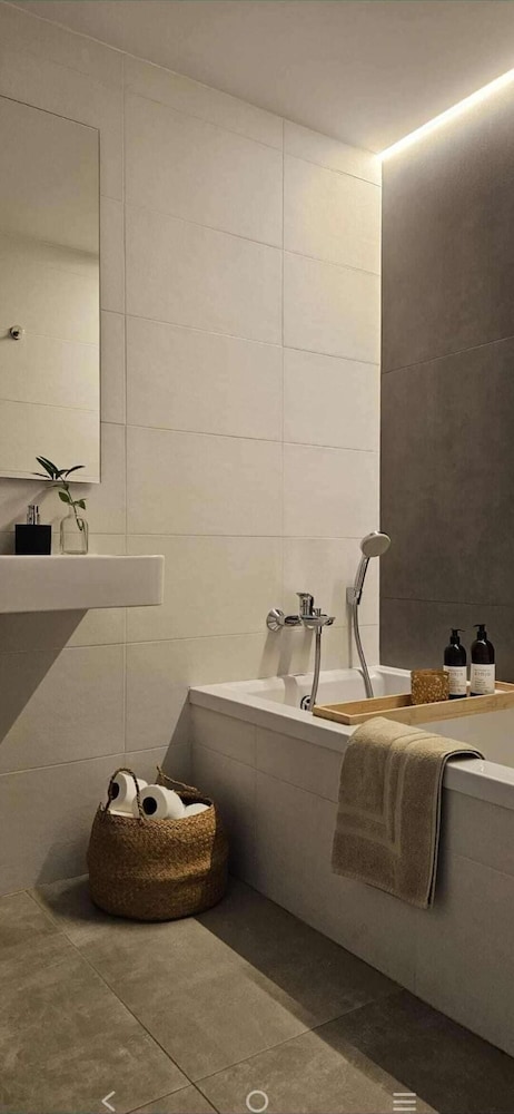 2 Bedrooms - Private Rooftop and Pool - Parking