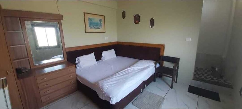 Hotel Karishma Palace Badnawar