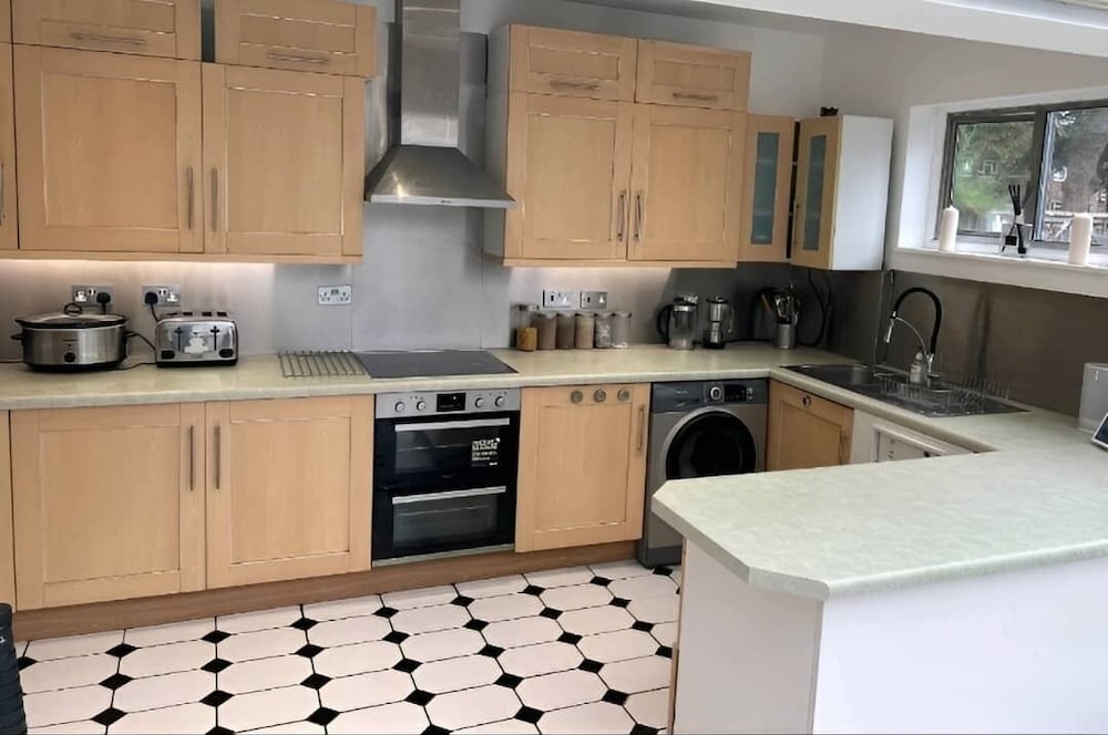 Spacious Apartment in Thornton Road L