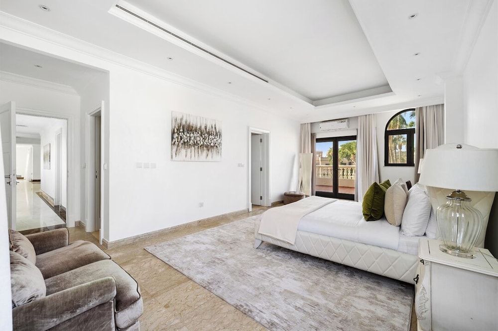 5BR M Private Villa Direct Beach Access