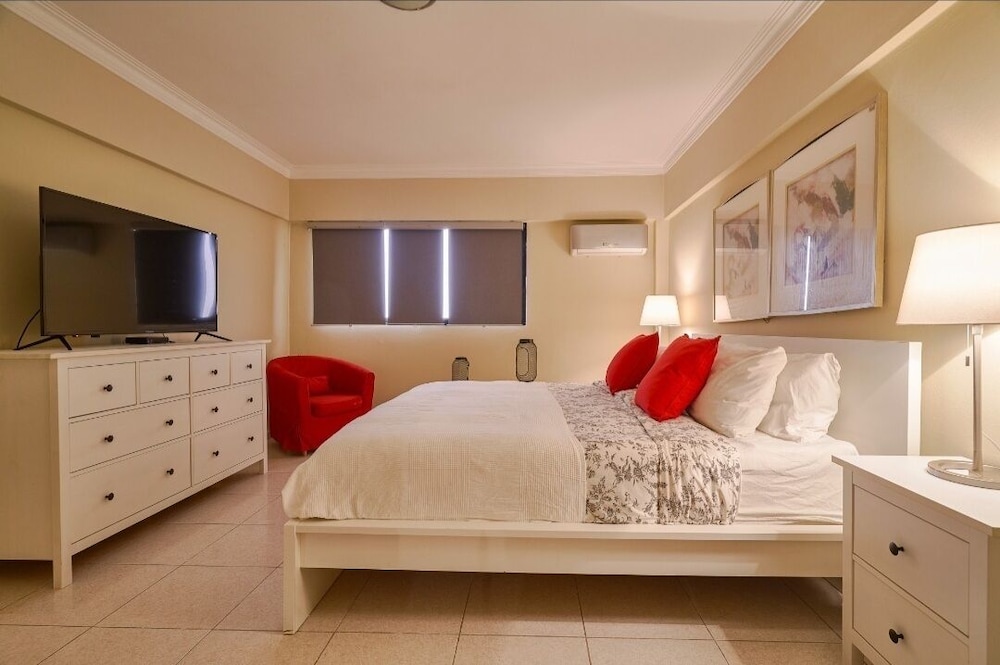 Penthouse in Evaristo Morales Sleeps 14