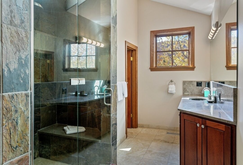 3135 Thistle - 7 Bedroom Private Home 7 Home