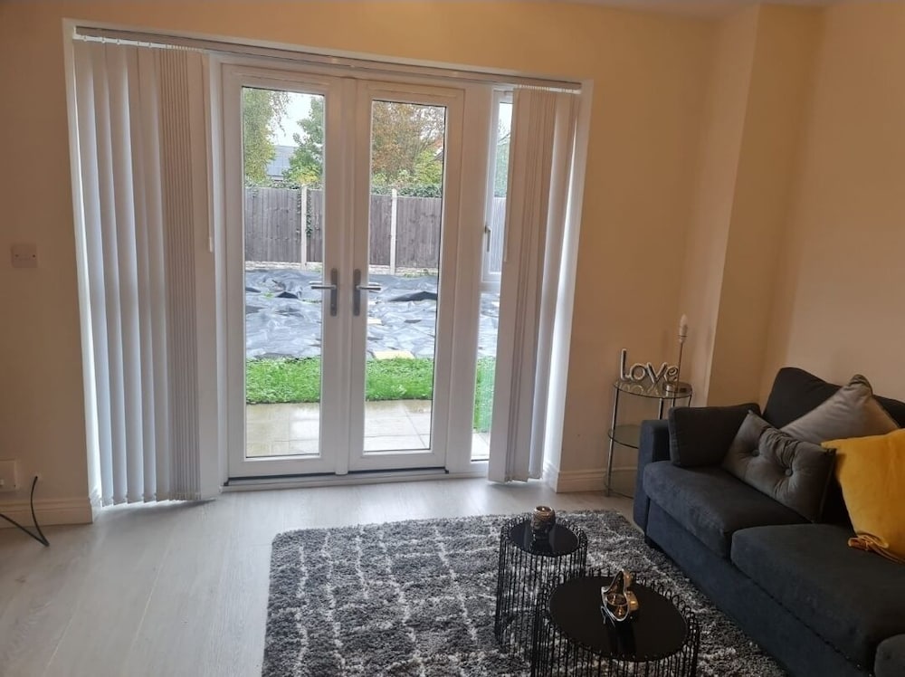 Stunning 3-bed House in Wolverhampton view 4