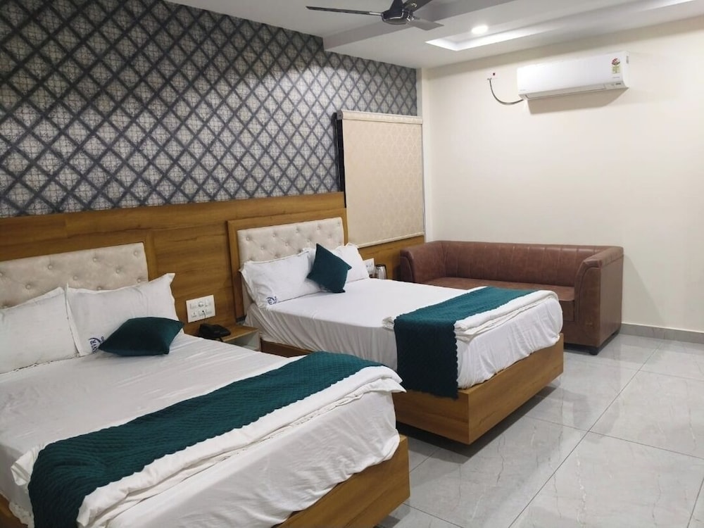 Hotel NVR Grand