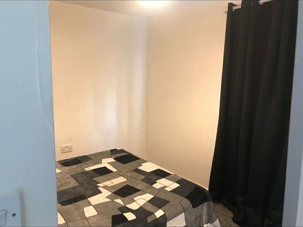 Immaculate 1-bed Apartment in Stoke-on-trent view 2