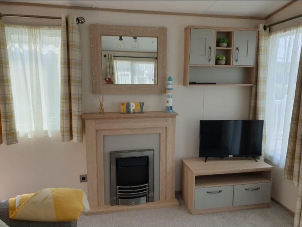 The Sea Breeze - Captivating Caravan in Camber view 5