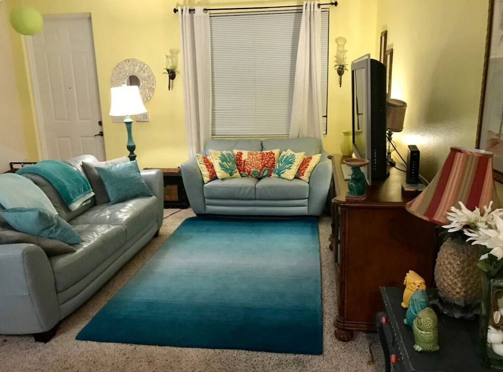 Close to PGA Blvd Shops and Restaurants