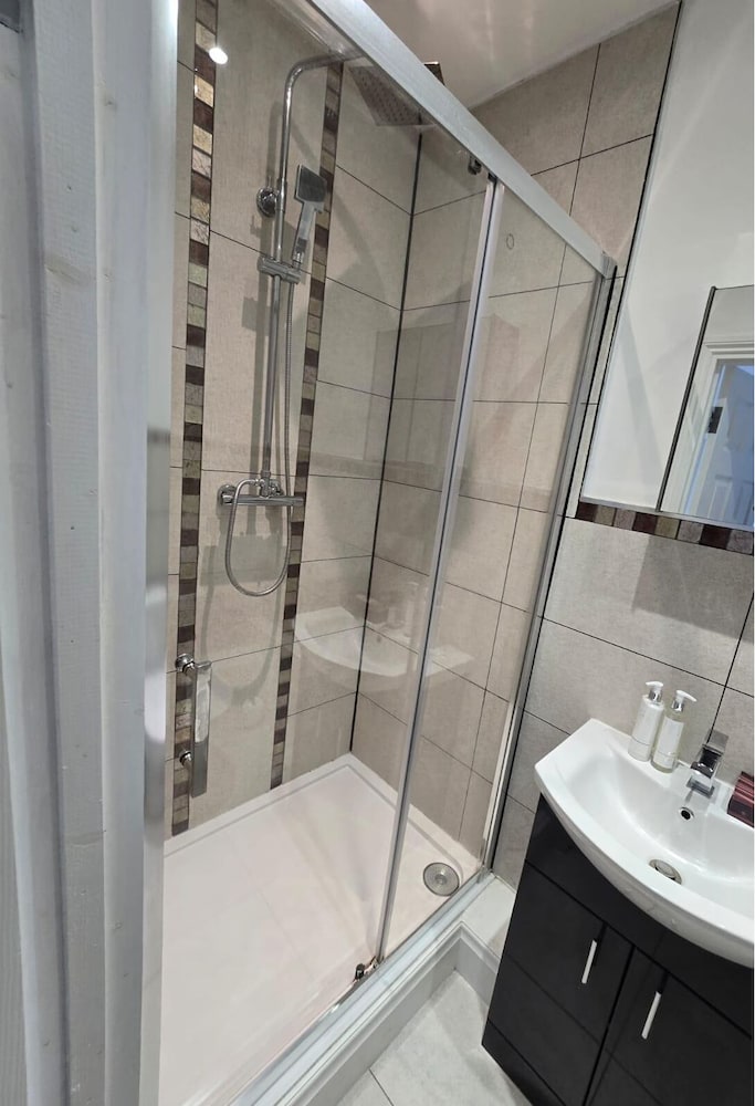 Room in Guest Room - Limehouse Townhomes Modern Spacious Serviced Double Room