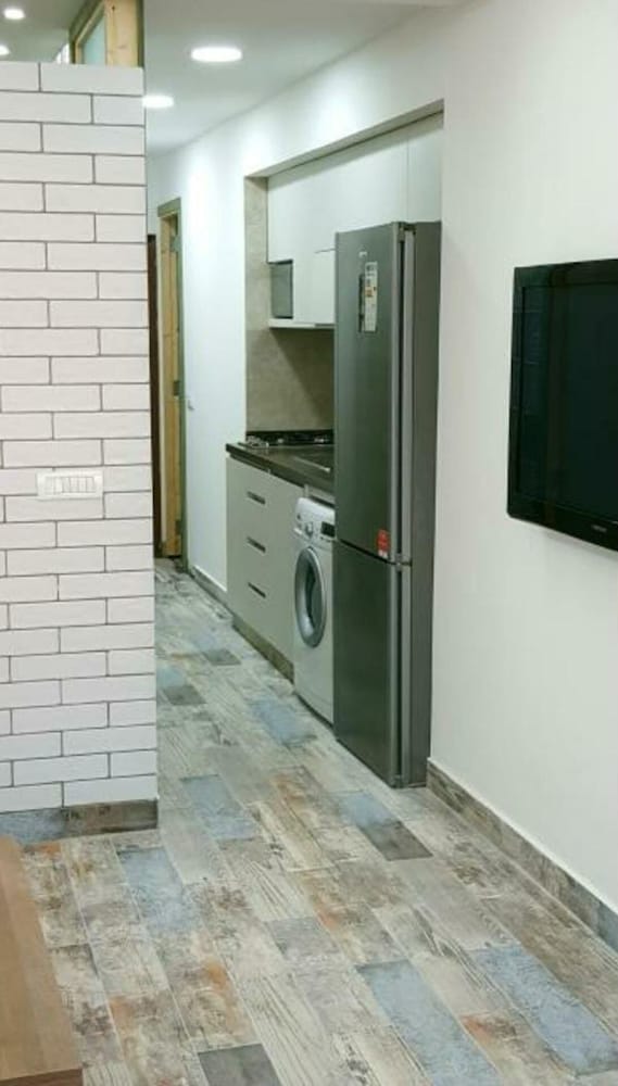 2 Bed Flat - Sleeps 6 - Pets - Pool - Parking view 3