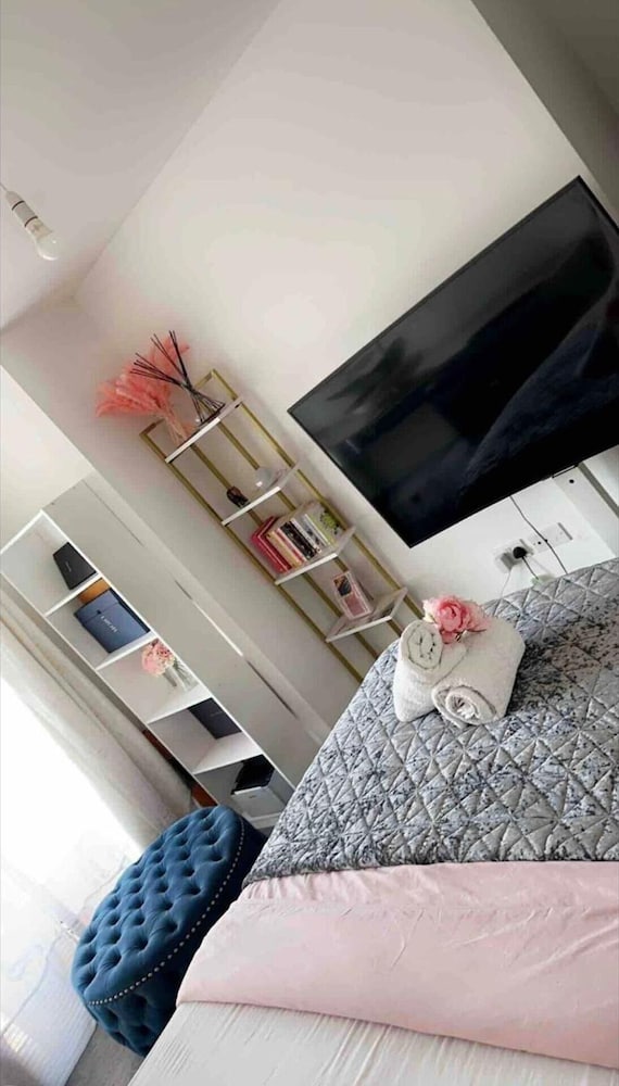 1 Bed Apartment Sleeps 2 - Free Parking -