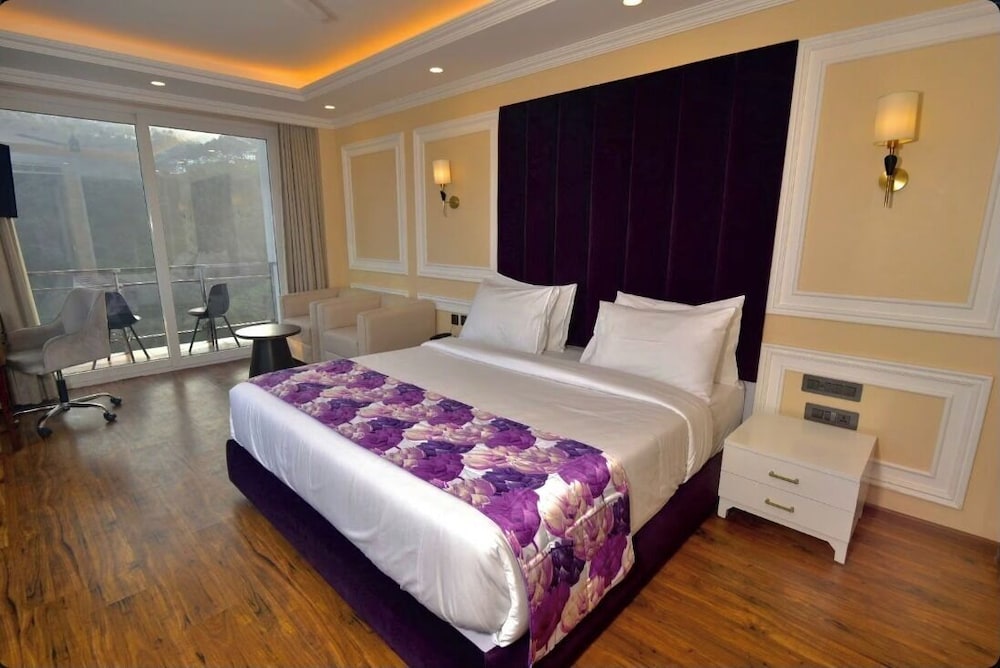 Claret inn by Lawrence Hotels
