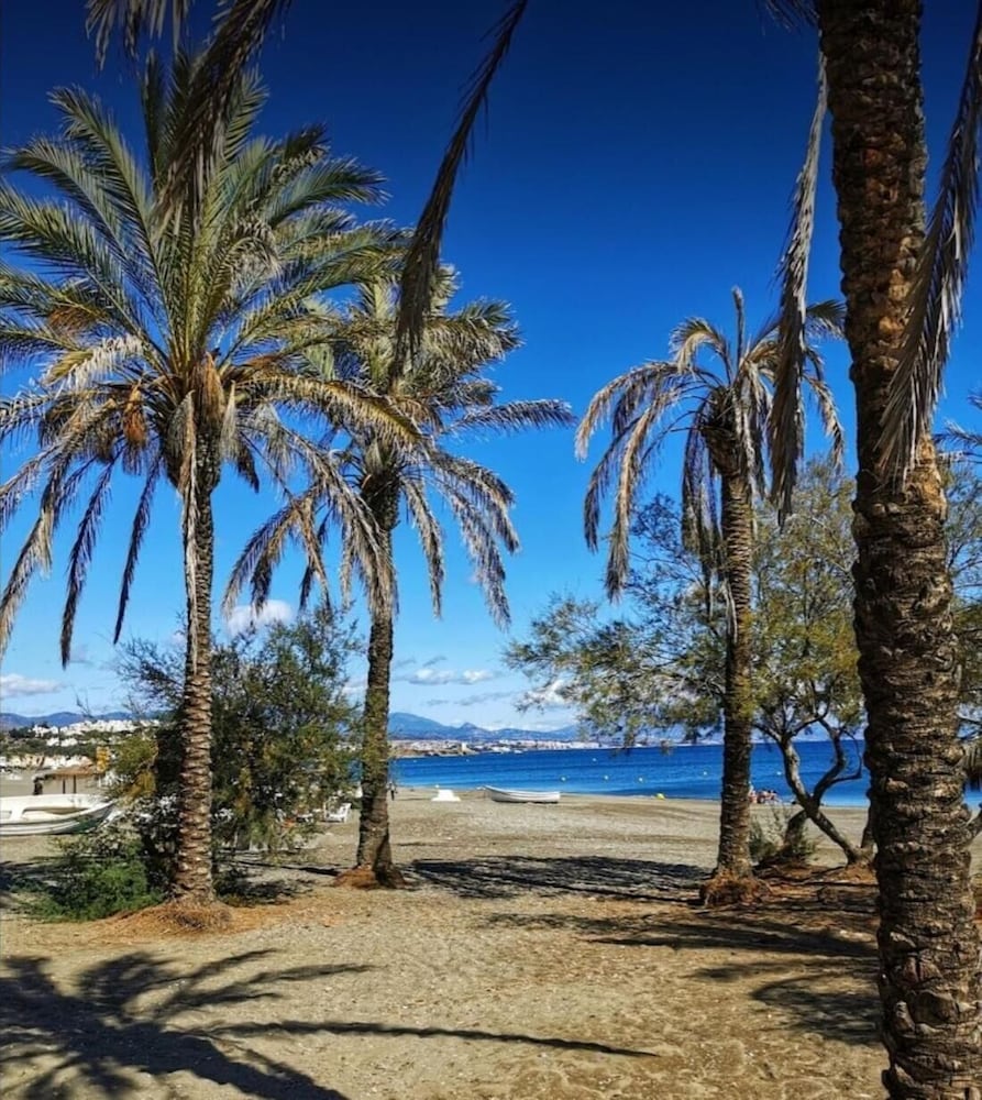 Stylish House, Patio, Pool, Mountains, Stunning White Village, sea 20 Mins Away