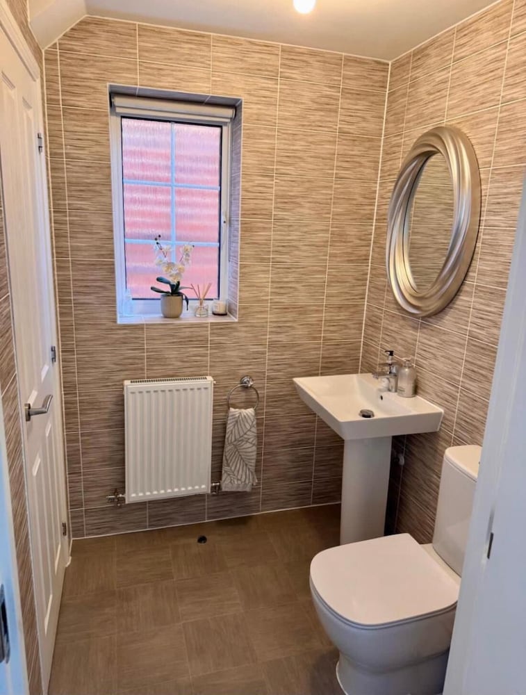High END Spacious 4 Bed House - Free Parking