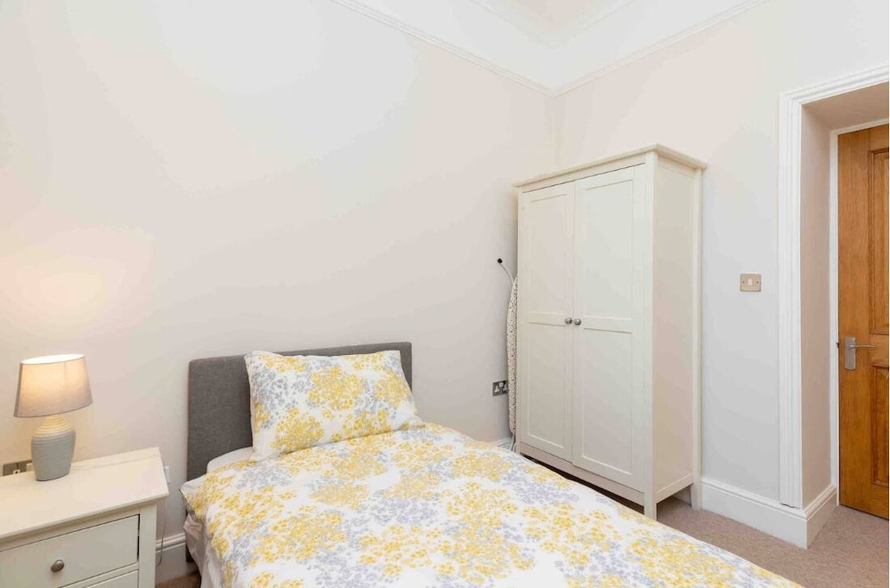 No.4 The Warwick view 2