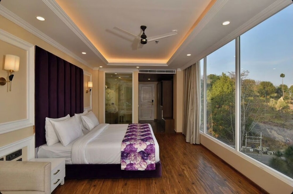 Claret inn by Lawrence Hotels