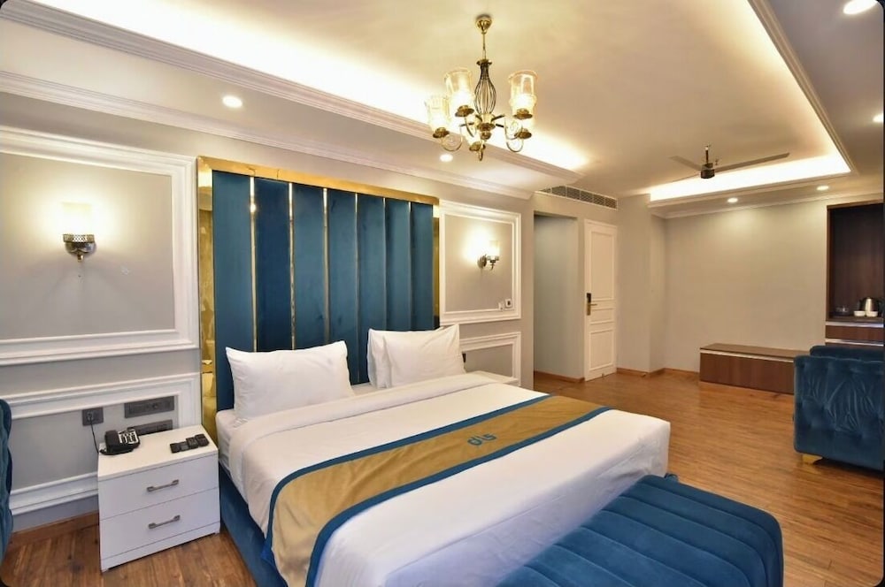 Claret inn by Lawrence Hotels