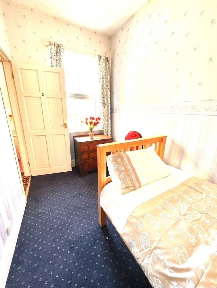 Lovely 3-bed House in Coventry Airbnb Property view 3