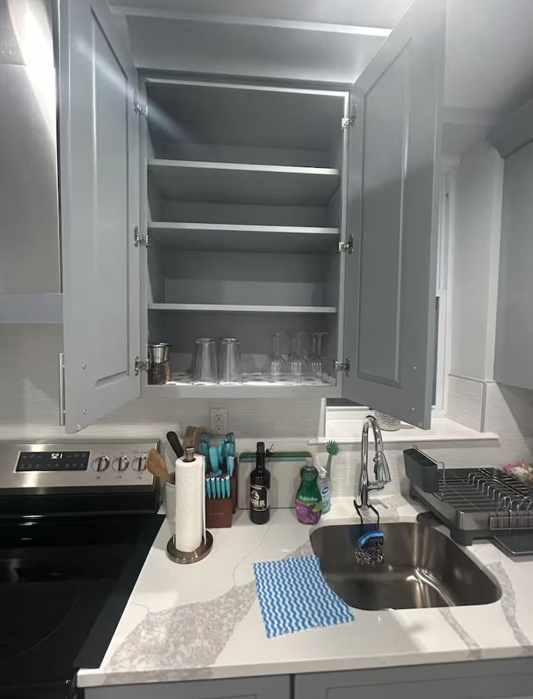 Cozy 2-3 Bedroom Apt in Center City