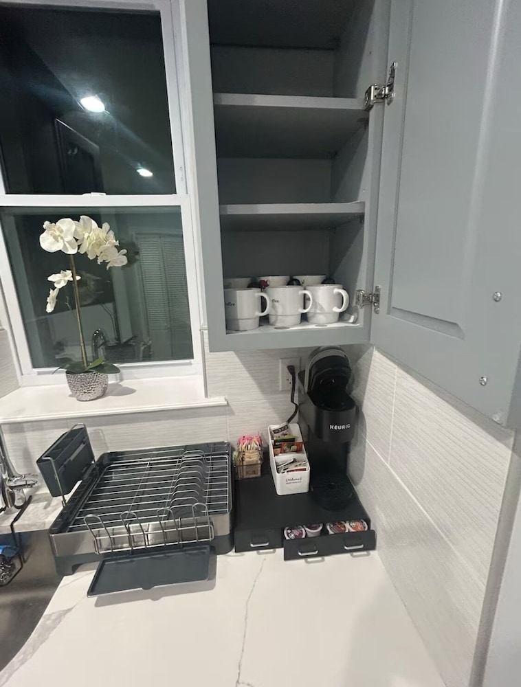 Cozy 2-3 Bedroom Apt in Center City