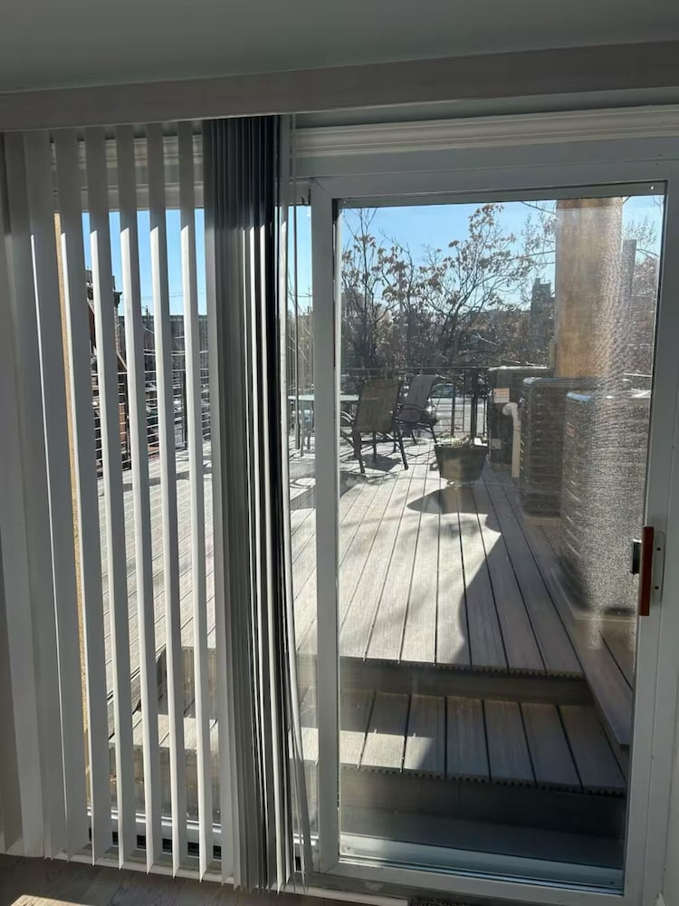 Cozy 2-3 Bedroom Apt in Center City