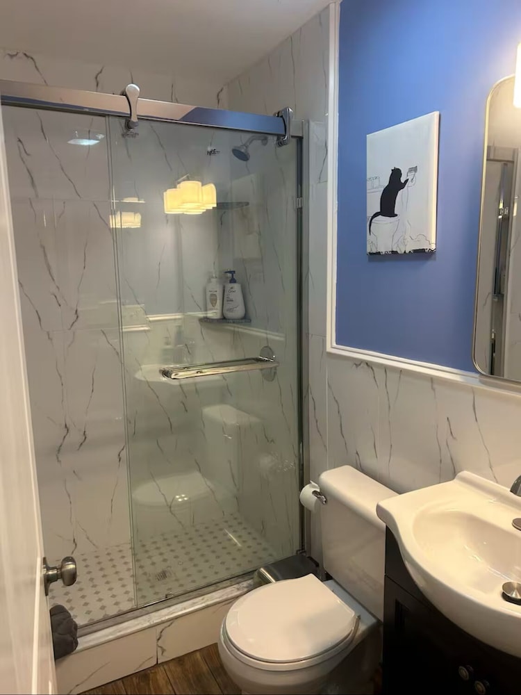 Cozy 2-3 Bedroom Apt in Center City