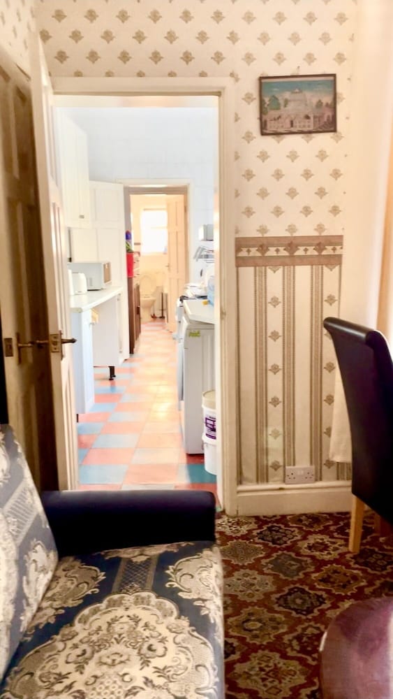 Lovely 3-bed House in Coventry Airbnb Property view 2