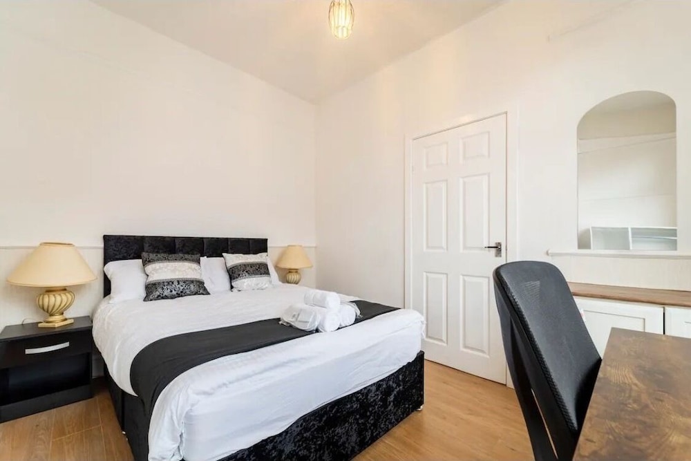 House With Modern Interior, Conveniently Located view 5