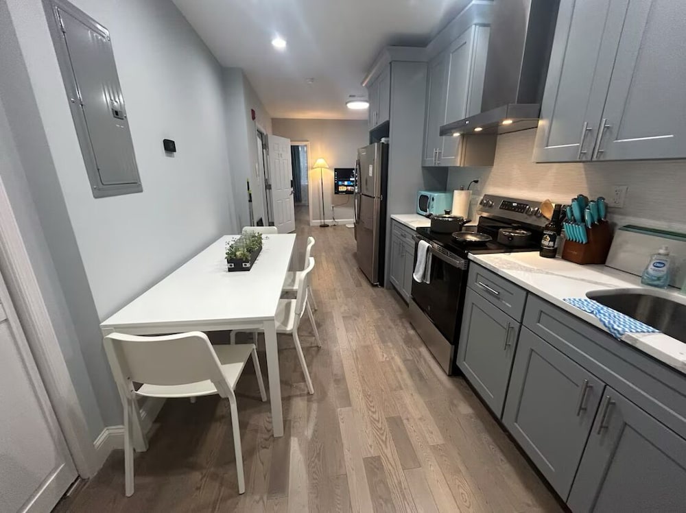 Cozy 2-3 Bedroom Apt in Center City