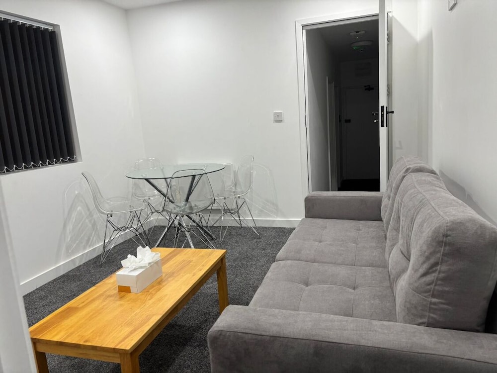 Luton Centrally Located Apartment v Close London Luton Airport