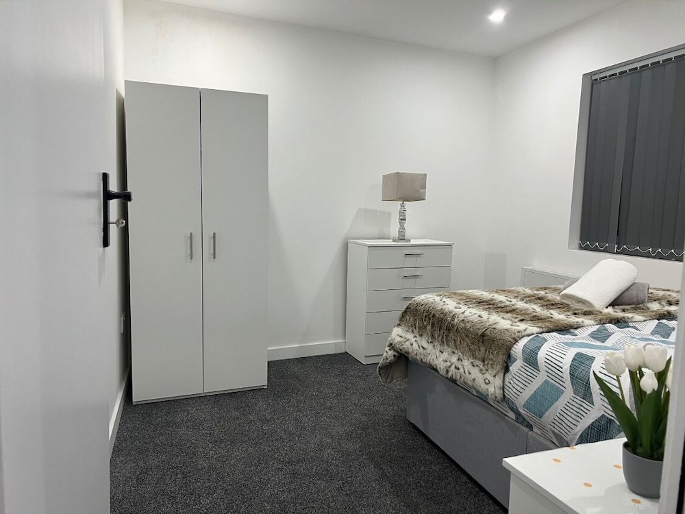 Luton Centrally Located Apartment v Close London Luton Airport