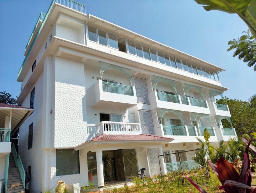 Yellowstone Resort Arambol