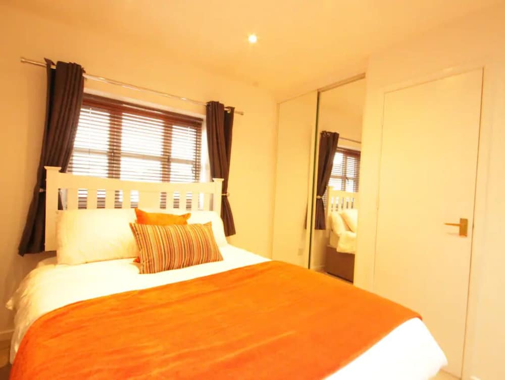 Fantastic 2-bed House in Hull. Garden, Sky tv view 2