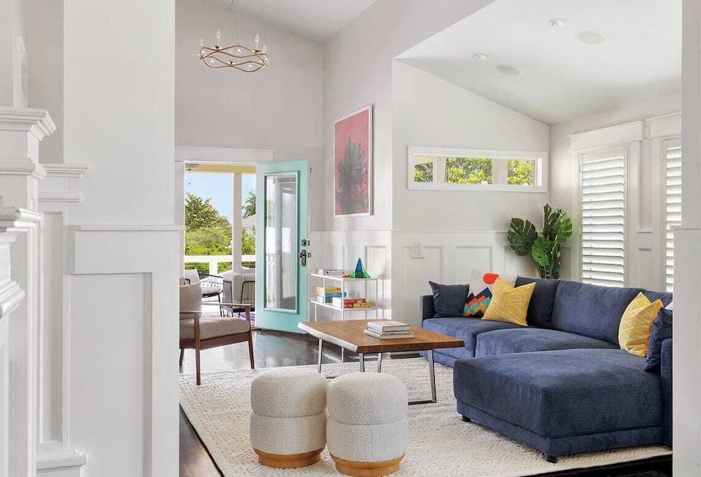 Luxe Villa Near Beach, Pool + Hottub, Chef's Kitchen Woodward Way by Avantstay