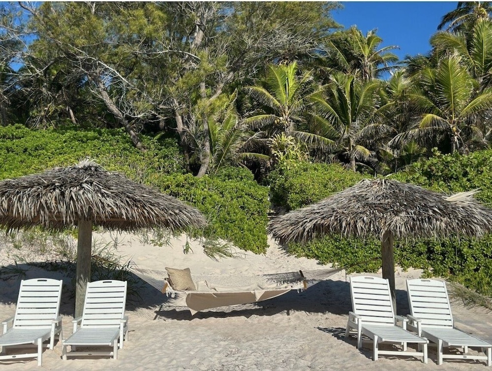 Hibiscus Hill Guest House - Elegant Garden Oasis, Pink Sand Bch 4 Bedroom Home