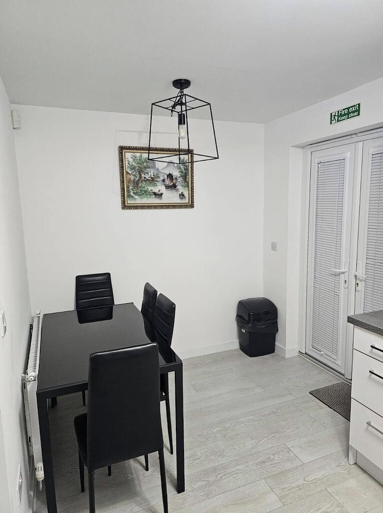 Charming 3 Bed Home in Stepps, Glasgow - Garden & Patio
