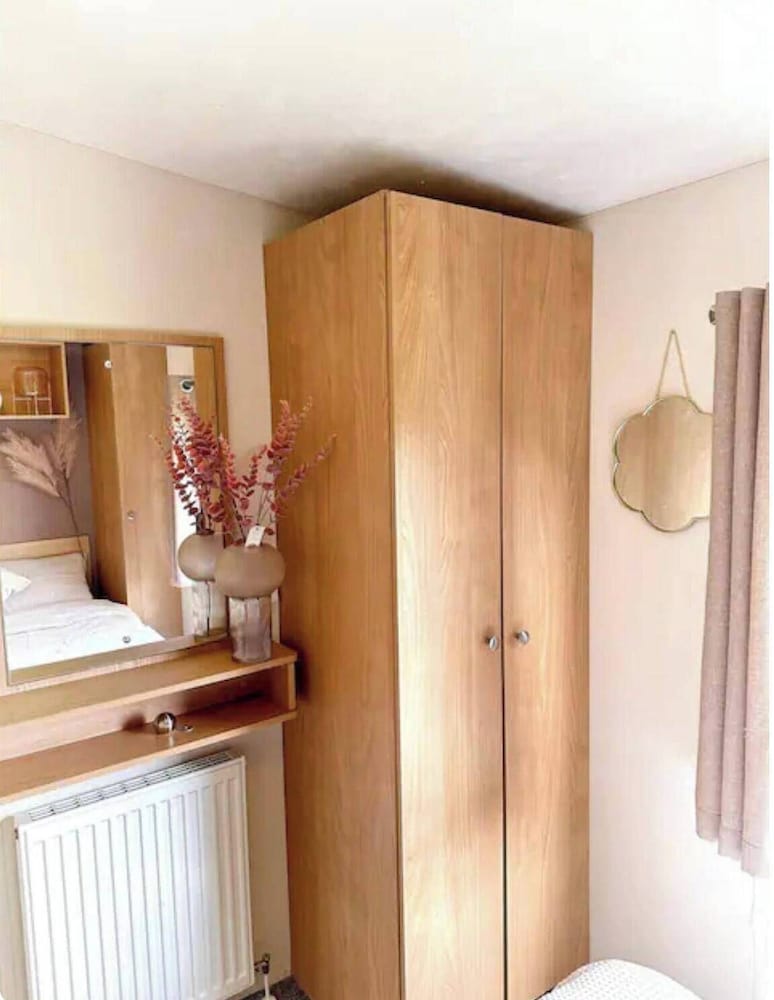 Harwich - Caravan - Sleeps 10 - Garden - Pool