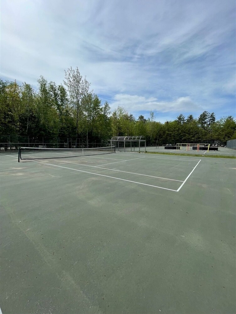Owls Nest-limit 6 2 Bedroom Home by RedAwning view 5