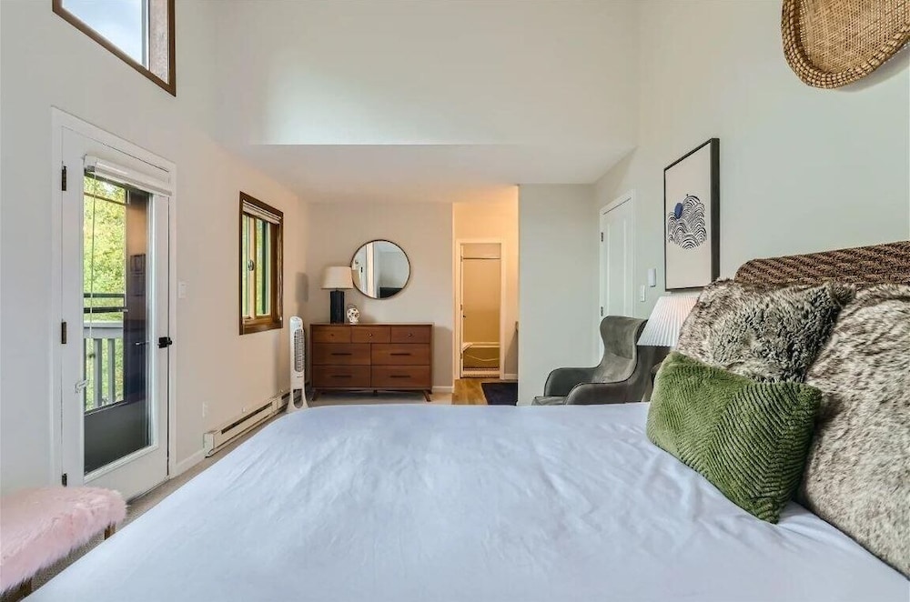 Hawn Drive 62 4 Bedroom Townhouse by RedAwning view 4