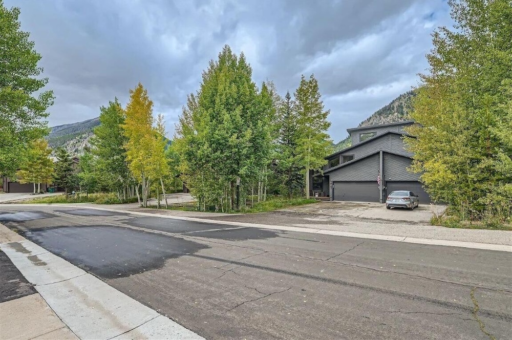 Hawn Drive 62 4 Bedroom Townhouse by RedAwning view 2