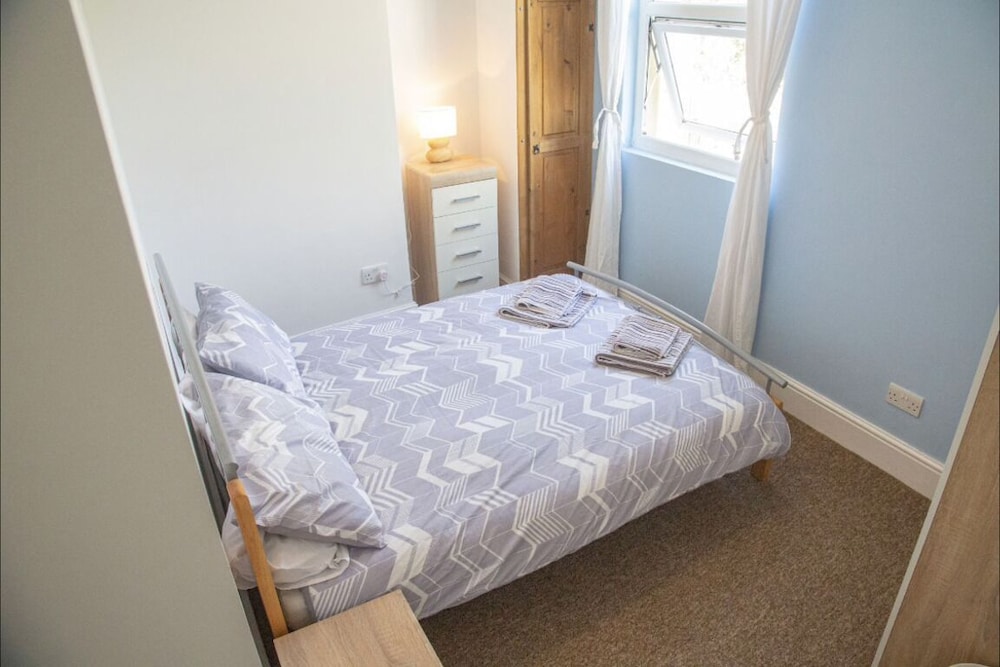 Spacious 4 Bedroom House in Plymouth City Centre view 2