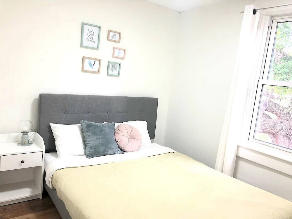 Leslieville Cozy & Bright Apt in Trendy Beaches-4