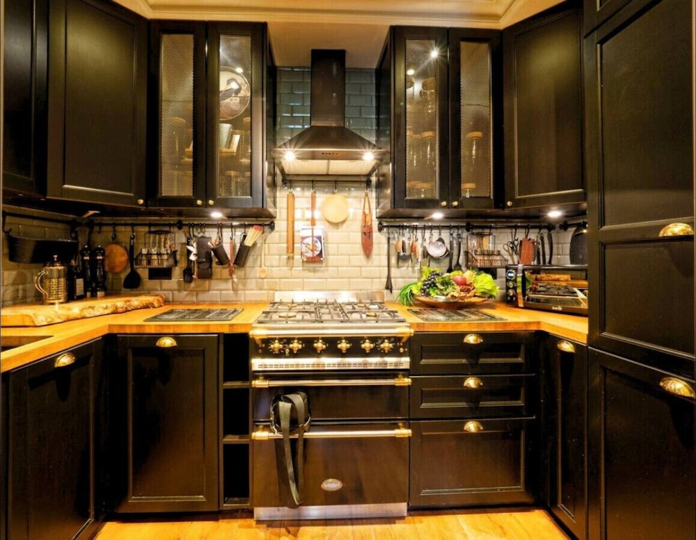 Holland Park Classic High Ceilings Luxury 2 Bed