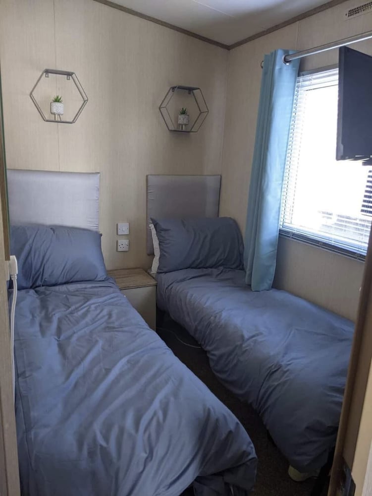 Immaculate Sen Friendly 3-bed Caravan in Porthcawl view 2