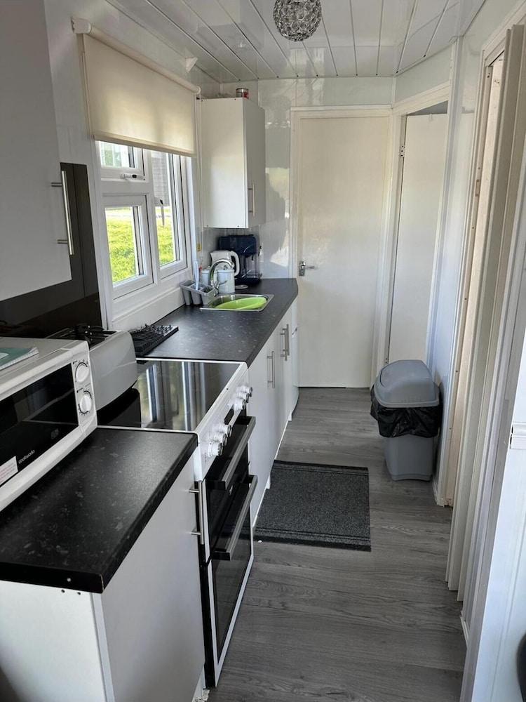 Beautiful 2-bed Chalet in Aberystwyth view 4
